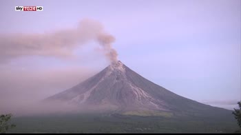 Mayon a rischio eruzione, 40mila persone evacuate