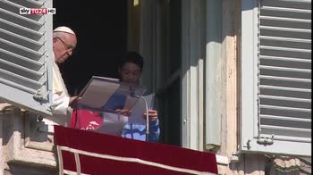 Bimbi al balcone del Papa leggono messaggi di pace