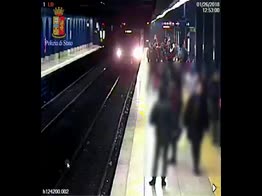 Donna travolta dalla metro, il video della spinta