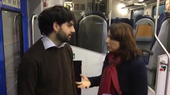 Sul treno con i pendolari. Il Fb live