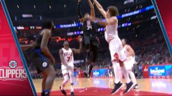 NBA, Tobias Harris al ferro per la dunk contro Chicago