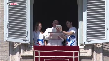 Il Papa usa il tablet per iscriversi alle GMG