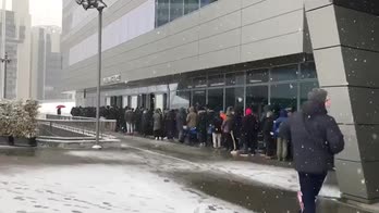 Milan, tifosi sotto la neve per biglietti derby