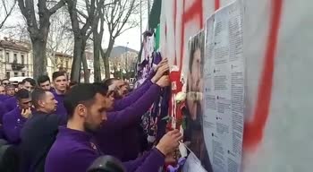 Fiorentina, il muro dei tifosi con le dediche ad Astori