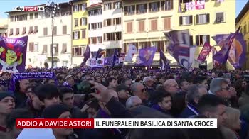 Firenze, applausi all'ingresso del feretro in chiesa