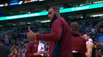 LeBron James cuore d'oro fa felice un tifoso a bordocampo