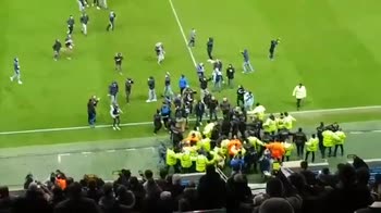 Ligue 2, ko interno del Le Havre: tifosi invadono il campo