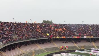 L'esultanza dei tifosi del Lecce dopo la vittoria col Fondi