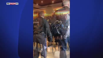 Starbucks si scusa per l'arresto di due neri nel loro caffè