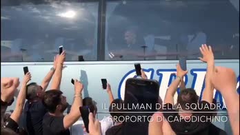 Juve-Napoli, la carica dei tifosi azzurri a Capodichino
