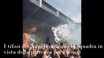 Napoli, carica dei tifosi prima della partenza di Firenze