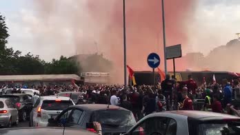 Champions, il calore dei tifosi della Roma prima della sfid