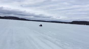 Cappello su lago ghiacciato: impossibile riuscire prenderlo