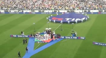 Buffon riceve la coppa, la Juve alza il 7Â° titolo di fila!