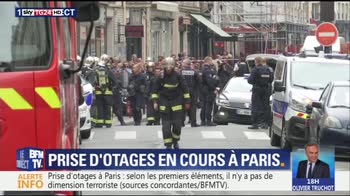 Parigi, ostaggi in centro, uomo armato