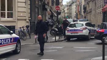 Ostaggi in centro a Parigi, uomo armato