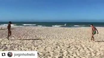 Jorginho in attesa del City: che classe in spiaggia!