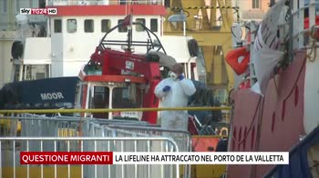 Migranti, la Lifeline ha attraccato a Malta