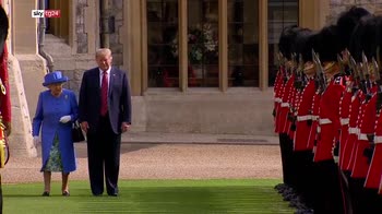 Trump e la regina, momenti di imbarazzo
