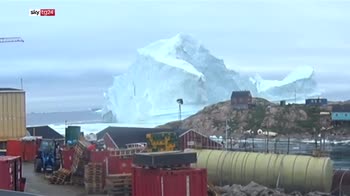 Iceberg gigante mette in pericolo villaggio in Groenlandia