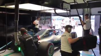 Test F1, nel box della Mercedes con Russel