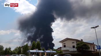 ERROR! Incendio in Versilia, in fiamme capannone di solventi. Sos in tutta la zona