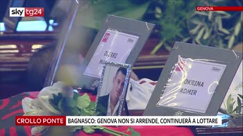 Funerali a Genova, applausi al governo