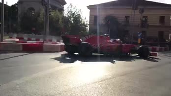 La SF71H di Kimi Raikkonen sfreccia per le strade di Milano