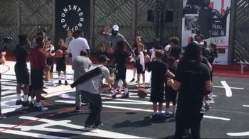 NBA, LeBron James gioca coi ragazzi della banlieu parigina
