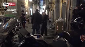 Napoli, le telecamere di videosorveglianza riprendono l'agguato in strada