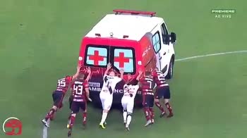 Brasile ambulanza soccorre giocatore