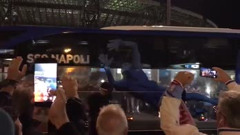 Napoli, il pullman della squadra arriva al San Paolo