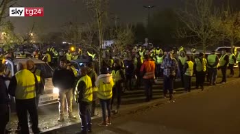 Proteste Francia, un morto e decine di feriti tra i gilet gialli