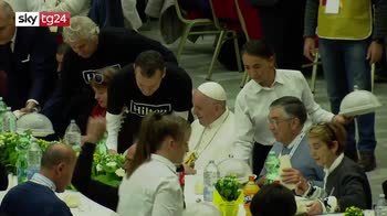 ERROR! Papa pranza con 3000 poveri "Ingiustizia è radice povertà"