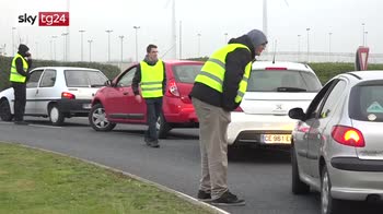 ERROR! Francia, gilet gialli in piazza per protesta caro carburanti