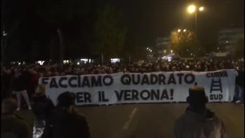 Verona, contestazione dei tifosi all'esterno del Bentegodi