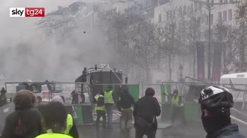 Parigi degenera la protesta dei gilet gialli