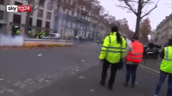 Parigi, scontri tra polizia e gilet gialli