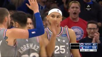 NBA, Ben Simmons vola per la schiacciata