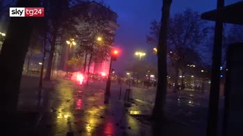 Parigi, dilaga la protesta dei Gilet gialli