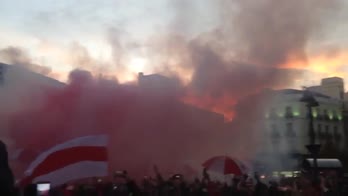Madrid, i tifosi del River Plate invadono Puerta del Sol