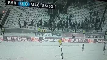 Partizan, i tifosi giocano a palla da neve col guardalinee
