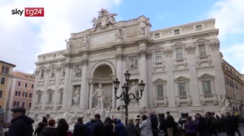 Fontana di Trevi, monetine al Comune, i turisti: un'ingiustizia