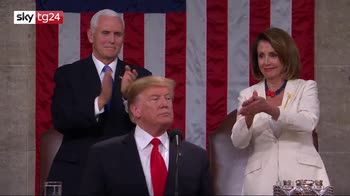 Usa, l'applauso sarcastico di Nancy Pelosi a Donald Trump