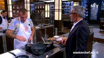 Barbieri insegna a Federico come si fa il risotto