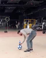 Messi, l'incredibile giocata con palla e Pepsi