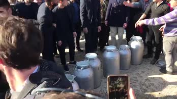 Cagliari, protesta dei pastori ad Assemini per il latte