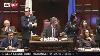 ERROR! Bagarre alla Camera, scontro tra Pd e presidente Fico