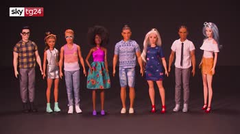 Barbie inclusiva, sedia a rotelle e protesi