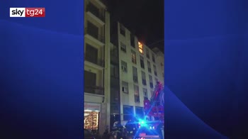 Milano, incendio in via Volta: in fiamme appartamento all'ultimo piano